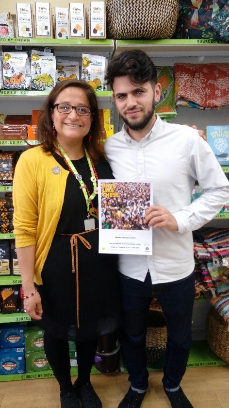 Junto a Dage Loranca, manager de Oxfam Broad Street